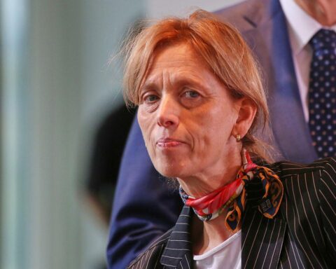 Karin Prien diskutiert Rentenreform und Generationenvertrag im Bundestag, symbolisiert durch engagierte Politiker.