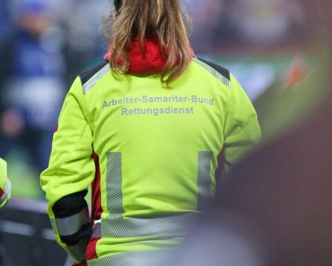 Sanitäterin im Einsatz: Symbol für zukünftigen Zivildienst und gesellschaftliche Verantwortung.