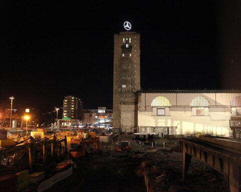 Baustelle Stuttgart 21 am Hauptbahnhof zeigt Verspätungen und Herausforderungen im Bahnprojekt.