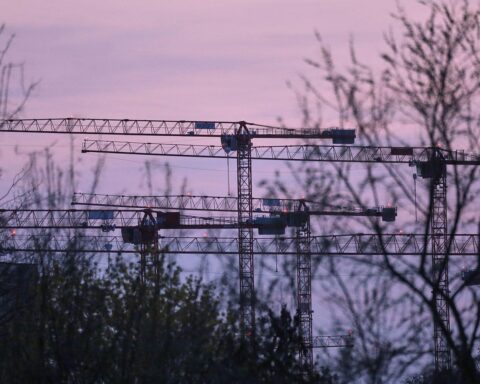 Baukräne über einem Baustellenareal für neue Wohnungen in Düsseldorf. Urbanes Wachstum im Fokus.