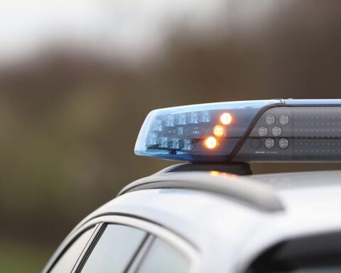 Unfall zwischen Radfahrerin und Auto, Polizei am Unfallort, Verletzte wird behandelt.