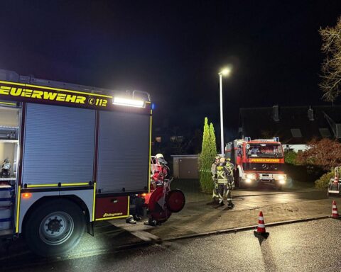 Haus, Feuerwehr im Einsatz, Heimrauchmelder, gelöschtes Elektrobrand, Rettung durch Bewohner, Sicherheitsmaßnahmen.