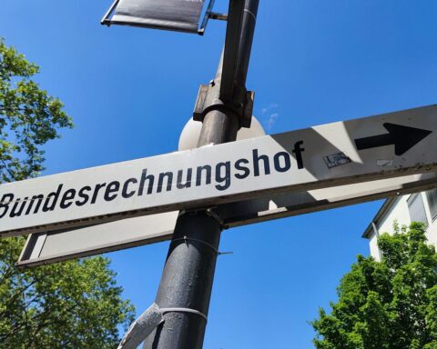 Bundesrechnungshof-Präsident Kay Scheller warnt vor Stelleneinsparungen und Kontrollverlust in Bonn.