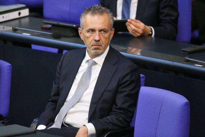 Regierung drängt Industrie zu Investitionen in KI in Deutschland