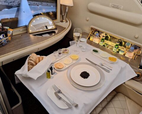 Luxuriöse First-Class-Kabine im Airbus A380, symbolisiert den Streit um Flugreisen-Abgaben.