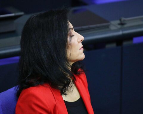 Wirtschaftsministerin Katherina Reiche diskutiert Kraftwerkstrategie für bessere Stromversorgung und Klimaziele.