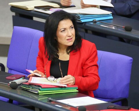 Katherina Reiche verteidigt das Rentenpaket der Koalition vor Journalisten in Berlin.