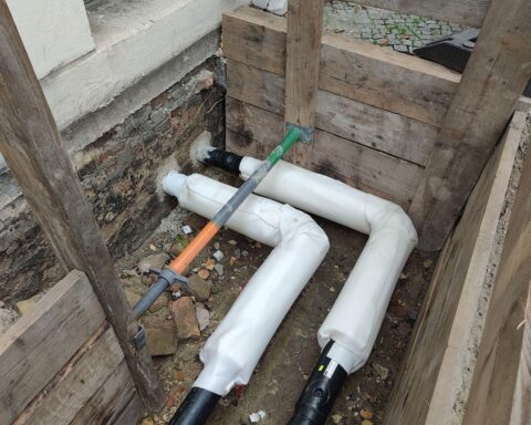 Politiker diskutieren energetische Reformen, erneuerbare Energien und nachhaltige Heiztechnologien für Klimaschutz.