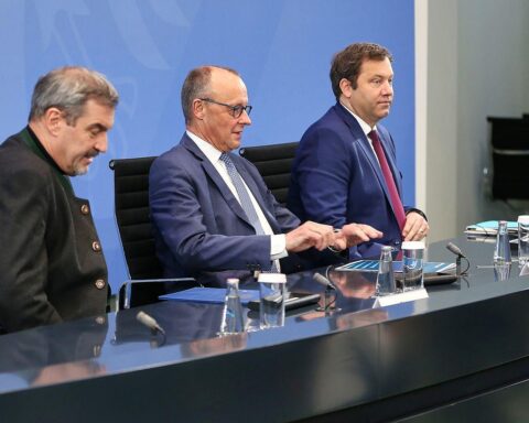 Bundeskanzler und Parteichefs diskutieren Rentenpaket auf Pressekonferenz in Berlin.