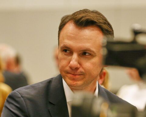 Pascal Reddig diskutiert über Rentenpaket, zeigt ablehnende Haltung zur aktuellen Abstimmung.