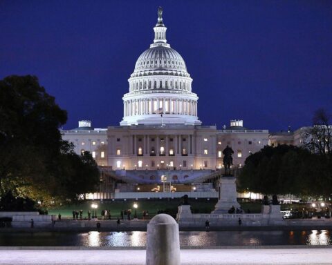 Kapitol mit Flagge, Symbol für politische Entscheidungen und die Veröffentlichung der Epstein-Akten.
