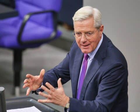 Norbert Röttgen diskutiert dringende europäische Maßnahmen zur Unterstützung der Ukraine und gegen US-Pläne.