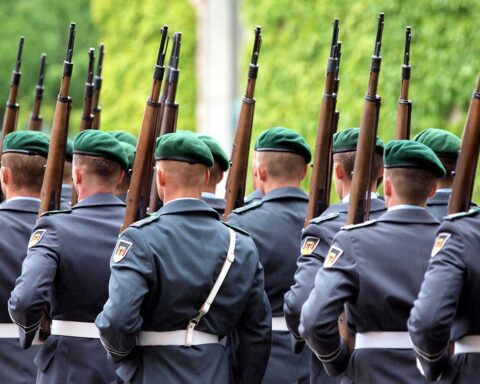 Bundeswehrsoldaten bei der Musterung, symbolisieren Wehrdienst und Personalbedarf der Bundeswehr.