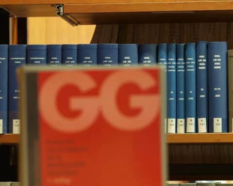Ausgabe des Grundgesetzes in einer Bibliothek, Symbol für die Debatte um Kinderrechte.