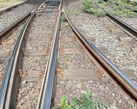 S-Bahn auf Schienen mit Geräten und Baustellenarbeitern während Bauarbeiten im Rhein-Main-Gebiet.