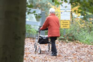Seniorin diskutiert Rentenpolitik, während Politiker gegen die Stimmen der Jungen Union argumentieren.