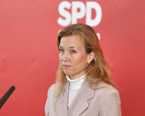 Diskussion über Bedenken zu US-Friedensplan für Ukraine-Krieg; Siemtje Möller äußert kritische Stimmen.