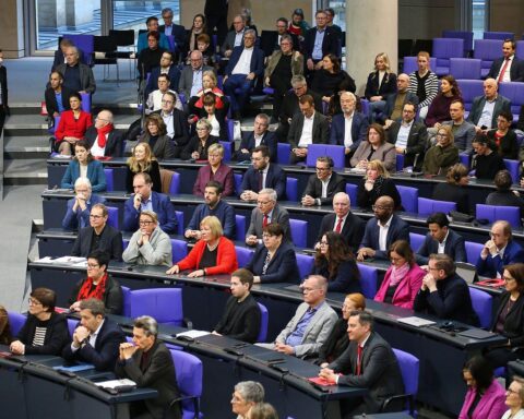 Abgeordnete in einem Büro, besorgt über Anfeindungen, diskutieren Beratungsangebote und Unterstützung.