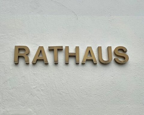 Rathaus in Düsseldorf, symbolisiert kommunale Herausforderungen und Forderungen nach höheren Bundesmitteln.