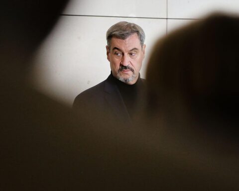 Markus Söder, umgeben von Kritikern, diskutiert kontroverse Mini-Reaktoren-Pläne im Bayerischen Landtag.