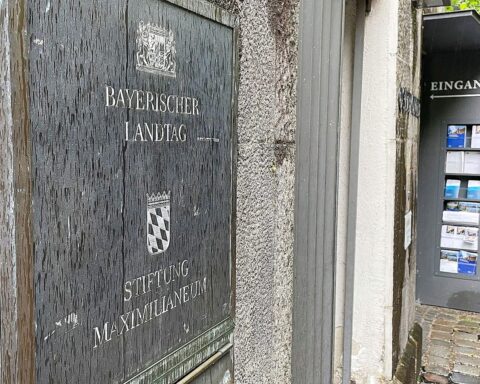 Bayerischer Landtag, kritische Haushaltsdebatte, SPD, finanzielle Kontroversen, Kommunen, Zukunftsinvestitionen.