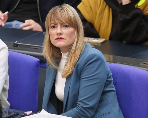 Politische Debatte: Clara Bünger, SPD-Kritik, gescheiterte Wahl, Demokratie, Parlamentarisches Kontrollgremium.