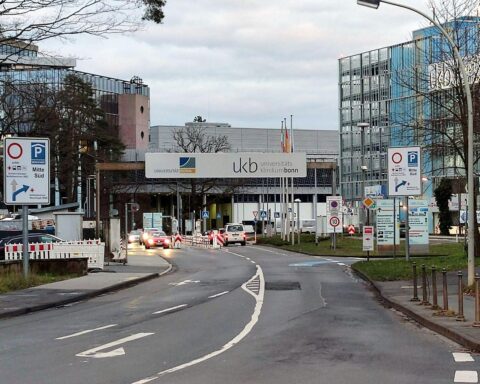 Die Uniklinik Bonn im Hintergrund, symbolisch für die finanziellen Herausforderungen der NRW-Kliniken.