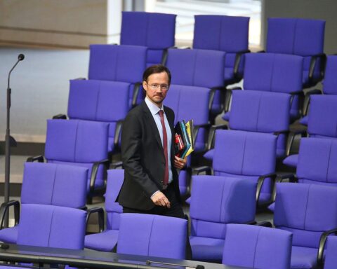 Dirk Wiese im Bundestag, symbolisiert Kooperation und Fortschritt bei der Haushaltsdebatte.