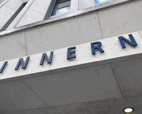 Thüringens Innenminister fordert zentrale Drohnenabwehr, um Kompetenzwirrwarr zu beseitigen.