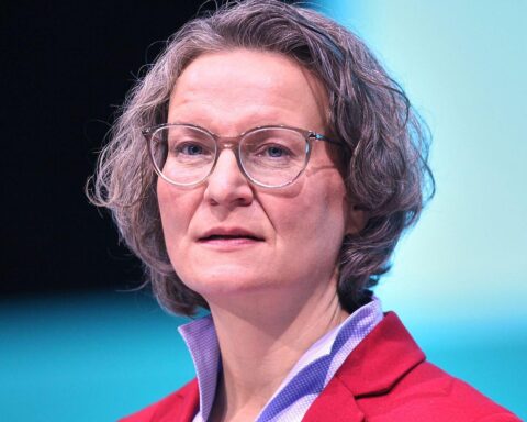 Politiker diskutieren über Kommunalfinanzen und die Notwendigkeit einer Entschuldigung der Ministerin.