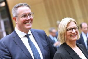 Saarland und Rheinland-Pfalz fordern Bundeshilfen für Kommunen Collage von Bodenkarten, Umweltämtern, Vertragsunterzeichnung und Symbolen für Zusammenarbeit zwischen Saarland und Rheinland-Pfalz.