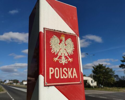 Grenze zwischen Polen und Deutschland, symbolisiert diplomatische Spannungen und aktuelle geopolitische Entwicklungen.