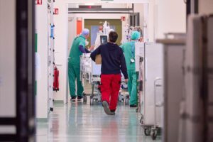 Medizinisches Personal unterstützt Zivilschutz, Wehrdienst und Bevölkerungsschutz in einer engagierten Diskussion.