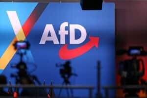 AfD-Logo im Fokus: Kritische Diskussion über Gespräche mit dem Familienunternehmer-Verband.