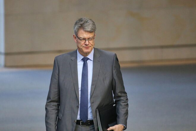 Schnieder sagt Millionenförderung für strombasierte Kraftstoffe zu