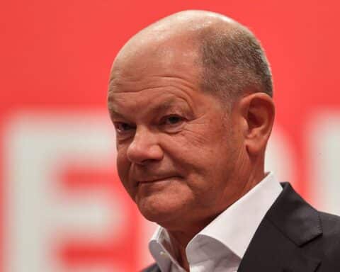 Olaf Scholz diskutiert Sozialabbau und wichtige Reformen zur Erhaltung des Sozialstaates.