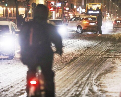 Winterlicher Straßenverkehr in Berlin, betroffen von neuen Gesetzen gegen Schwarzarbeit in Lieferdiensten.