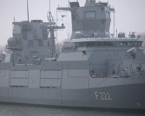 Deutsches Kriegsschiff symbolisiert militärische Zusammenarbeit zwischen Schweden und Deutschland für Ostseesicherheit.