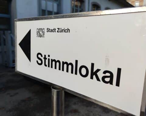 Wahllokal in Zürich während der Volksabstimmung; Bürger stimmen über wichtige politische Initiativen ab.
