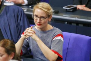Ines Schwerdtner kritisiert Rentenungerechtigkeit, fordert faire Beiträge von Politikern und Reichen.
