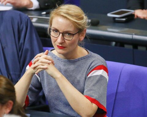 Ines Schwerdtner kritisiert Rentenungerechtigkeit, fordert faire Beiträge von Politikern und Reichen.