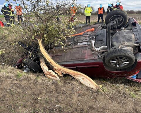Schwerer Verkehrsunfall: Auto überschlägt sich, Feuerwehr befreit Fahrerin, Rettungsdienst vor Ort.