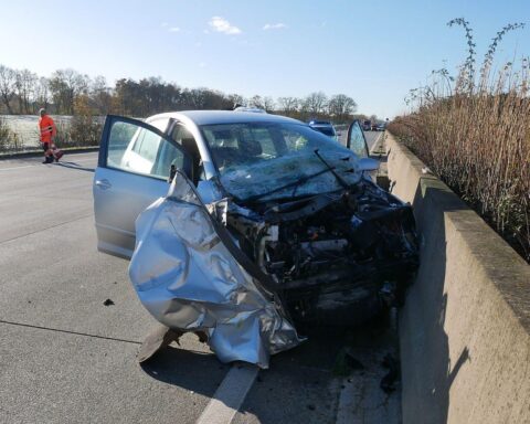 Schwerer Verkehrsunfall auf Autobahn, beschädigte Fahrzeuge, verletzter Fahrer, Polizeieinsatz, voll gesperrte Fahrbahn.