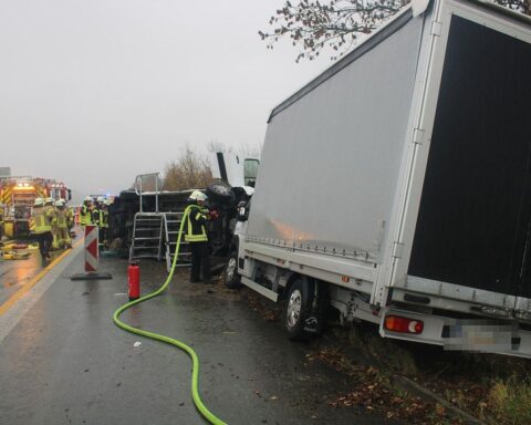 Schwerer Unfall: Feuerwehr befreit zwei Personen aus umgekipptem Mercedes Sprinter auf Autobahn.