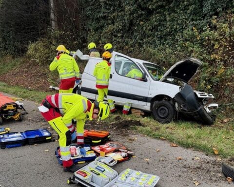 Schwerer Verkehrsunfall auf Autobahn mit eingeklemmtem Fahrer, Feuerwehr und Rettungskräfte im Einsatz.