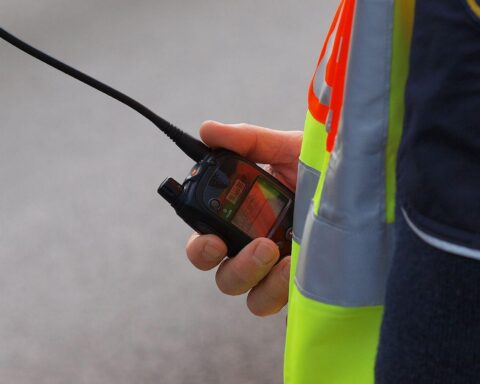 Ein schwerer Verkehrsunfall auf Autobahn 4, Einsatz von Polizei und Rettungsdiensten.