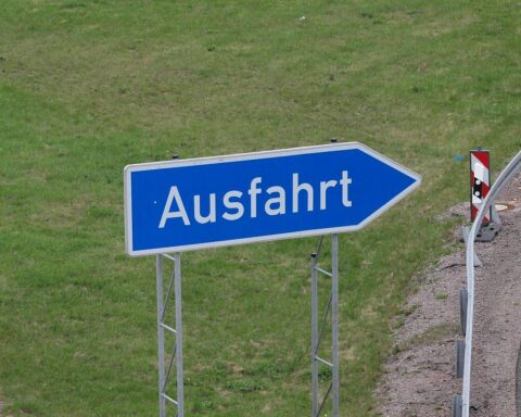 Schwerer Verkehrsunfall auf Autobahn 45 mit Rettungshubschrauber und umgeleitetem Verkehr.