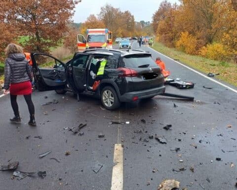 Schwerer Verkehrsunfall mit verletzten Personen und Rettungskräften an der Unfallstelle.