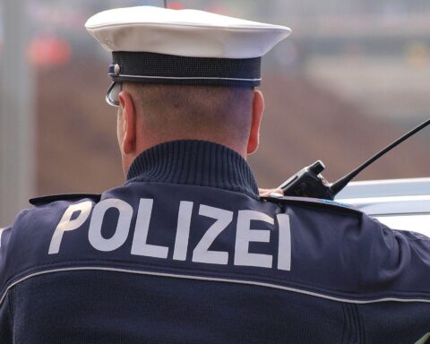 Zweimal beschädigte Autos an Unfallstelle auf einer Landstraße, Polizeiautos, verletzte Fahrer, Absperrung.