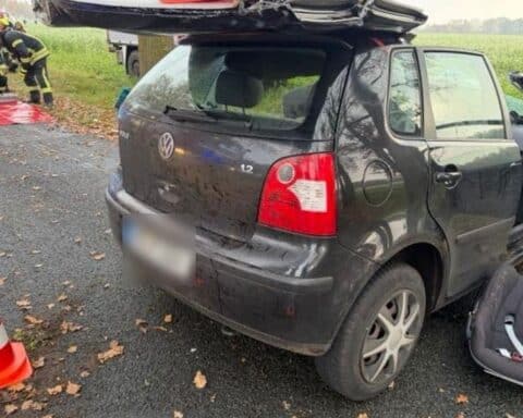 Schwerer Verkehrsunfall mit VW Polo, der frontal gegen Baum prallte; Fahrzeugradikal beschädigt.